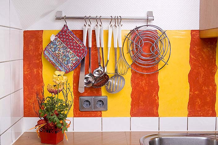Küche mit mehrfacher Spachtelung in unterschiedlichen Farben.